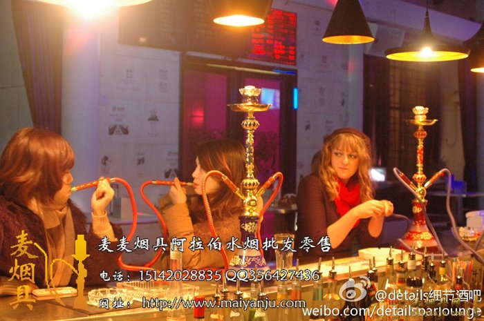 ,在中国的酒吧也比较流行,酒吧水烟是比较吸引酒吧客户的东西,味道好,口感清纯,酒吧一般卖的比较贵 小壶 一壶水烟30-50元左右 中壶大号壶水烟 一壶要 50-100元左右,如果你们的城市里面就一家卖酒吧水烟的那么价格可能会偏高一些,在200-300元一壶! 酒吧水烟有毒,水烟是健康的烟草 不含尼古丁与焦油的 股有称果燃,即 水果燃烧的意思! 推荐文章