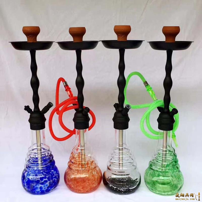 抽水烟的人最讨厌别人借火,用 水烟壶上的火炭点香烟,这在他们看